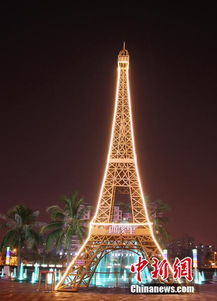 ?？诂F山寨埃菲爾鐵塔，夜晚亮燈奪眼球